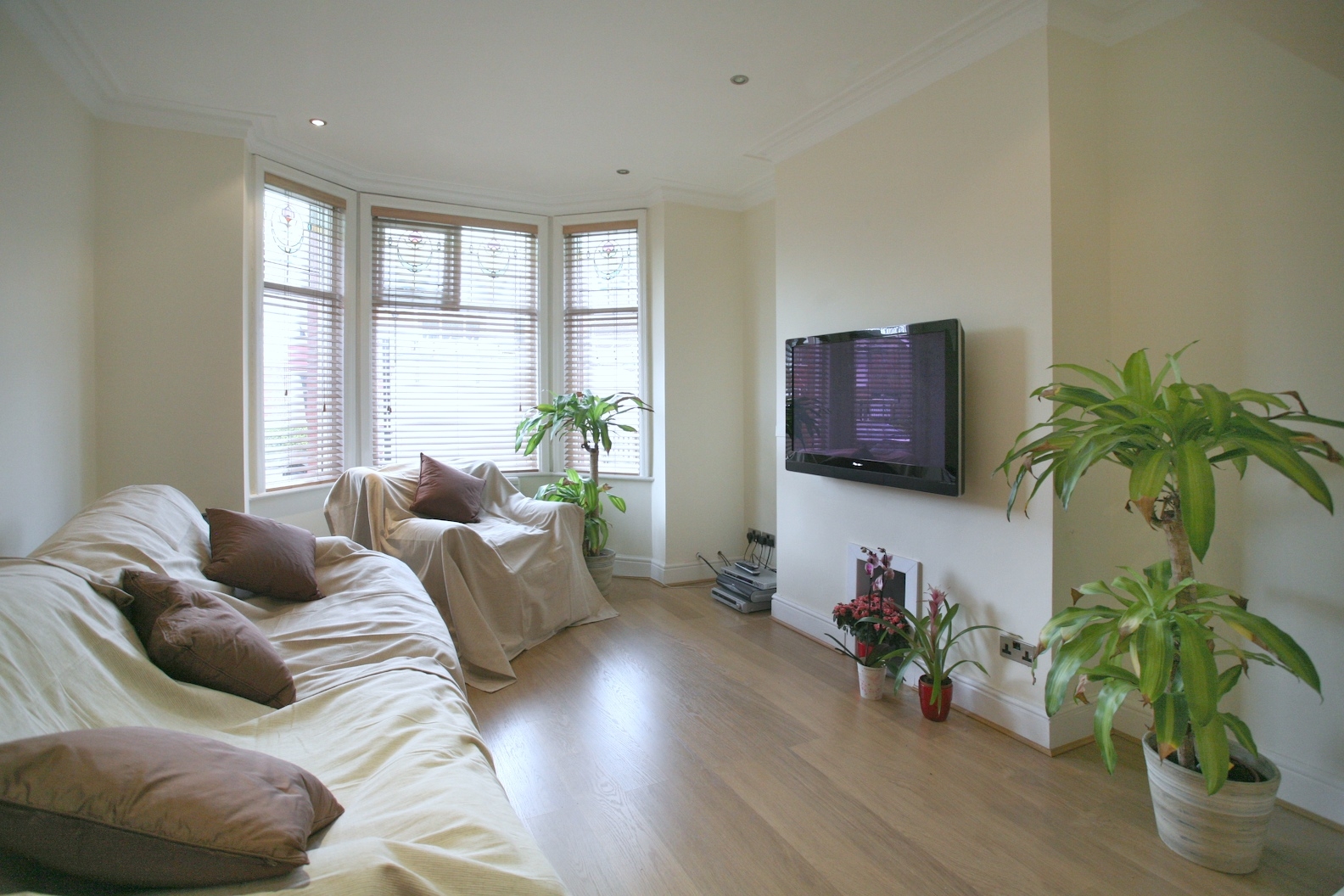 99 Hermitage Rd  002 - INT.JPG